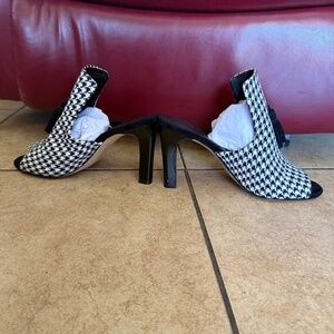 RARE:   Karl Lagerfeld Hettie 2 Houndstooth Tassel Mules in size 10M/US=41B/EU